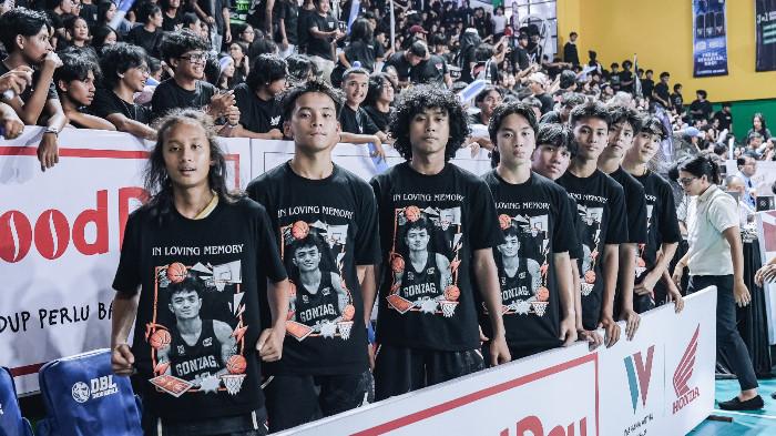 Tim basket SMA Gonzaga Jakarta mengenakan kaos seragam untuk mendiang Andrew