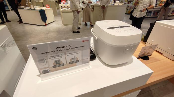Toshiba Lifestyle Indonesia resmi membuka toko bertajuk 'Japandi Lifestyle Unveiled' di lantai 5 SOGO Plaza Senayan, Jakarta, Senin (27/10/2025). Di toko tersebut hadir sejumlah produk elektronik Toshiba Japandi Series, mulai dari Rice Cooker RC-18DRUID, Microwave Oven 4-in-1, Ice Maker Water Dispenser, Washing Machine Series hingga Refrigerator.