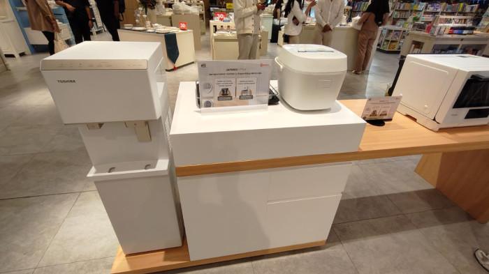 Toshiba Lifestyle Indonesia resmi membuka toko bertajuk 'Japandi Lifestyle Unveiled' di lantai 5 SOGO Plaza Senayan, Jakarta, Senin (27/10/2025). Di toko tersebut hadir sejumlah produk elektronik Toshiba Japandi Series, mulai dari Rice Cooker RC-18DRUID, Microwave Oven 4-in-1, Ice Maker Water Dispenser, Washing Machine Series hingga Refrigerator.