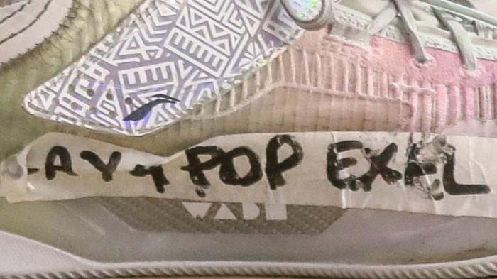 Tulisan 'Play for Papa Exel' yang ada di sepatu para pemain SMA 1 PSKD Jakarta saat pertandingan semifinal DBL Central Jakarta menjadi pesan khusus untuk mendiang ayahanda dari salah satu penggawa mereka, Exel Alfriany Petrus Pratasik.