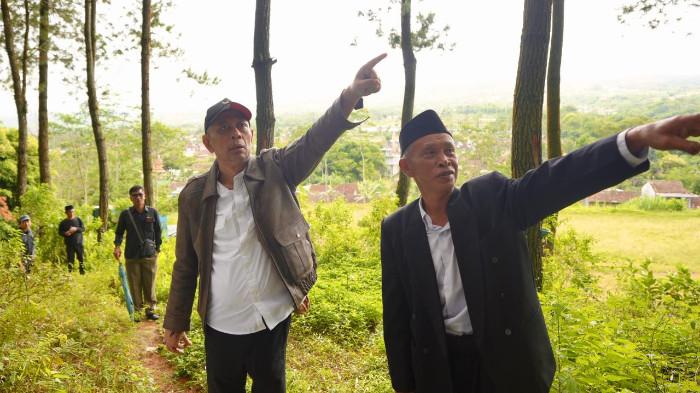 Wakil Menteri Sosial Agus Jabo Priyono (kiri) meninjau calon lokasi lahan pembangunan Sekolah Rakyat permanen di Magelang, Minggu (26/10/2025).