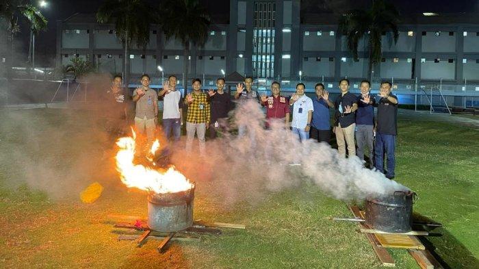 PEMUSNAHAN NARKOBA - Jajaran Lapas Narkotika Jakarta melakukan pemusnahan barang terlarang hasil sidak di blok dan kamar warga binaan.