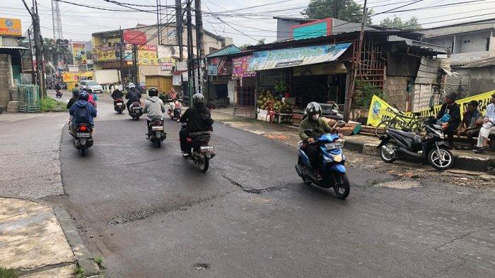 JEMBATAN POTENSI AMBLAS - Kondisi di jalan jembatan 0 Rawalumbu atau Jalan Pramuka No 1A, RT 01 RW 08 Pengasinan, Kecamatan Rawalumbu, Kota Bekasi, Senin (19/5/2025).