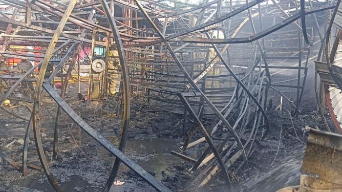 KEBAKARAN PASAR - Suasana kebakaran 10 kios di Pasar JB Cengkareng, Jakarta Barat, Senin (13/10/2025). Berawal dari kios sandal.