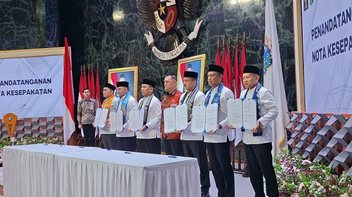 POSBANKUM - Gubernur DKI Jakarta, Pramono Anung, bersama Menteri Hukum RI, Supratman Andi Agtas meresmikan 267 pos bantuan hukum (posbankum) tingkat kelurahan se-DKI yang digelar di Balai Kota Jakarta, Jumat (31/10/2025).