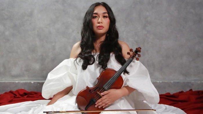 Pemain biola dan penyanyi Mia Ismi merilis single baru berjudul Terjerat di awal Agustus 2022. Lirik lagu Terjerat ini bercerita tentang seorang perempuan kuat, Alpha Female, yang merasa terganggu dengan kehadiran pria baru dalam hidupnya.