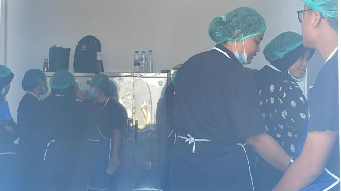 PERSIAPAN DAPUR - SPPG Polsek Palmerah Jakarta Barat mulai mengecek persiapan bahan makan untuk MBG