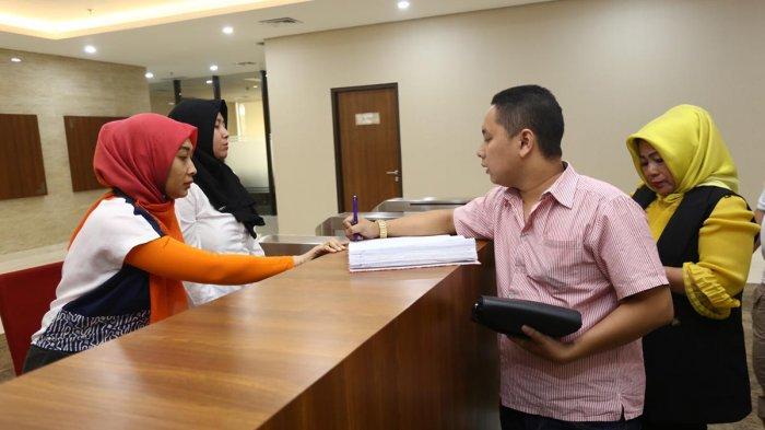 ILUSTRASI - Petugas polisi sedang bertugas di SPKT melayani aduan masyarakat untuk berbagai kasus.