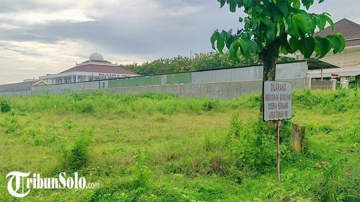 SAAT MASIH TANAH - Rumah pensiun Jokowi di tepi Jalan Adi Sucipto, Desa Blulukan, Kecamatan Colomadu, Kabupaten Karanganyar, Jawa Tengah (Jateng), dengan luas lahan 12.000 meter persegi. Saat ini mulai dibangun dan diprediksi selesai 2025.