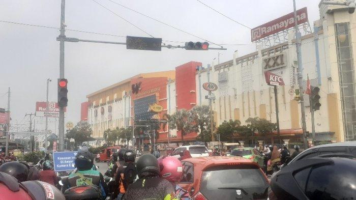 SEMRAWUT - Suasana Lampu Merah Sentral Grosir Cikarang (SGC), Cikarang Utara, Kabupaten Bekasi.