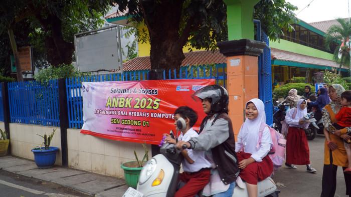 DIDUGA KERACUNAN MBG - Sejumlah siswa saat pulang sekolah dengan dijemput orangtuanya di SDN 01 Gedong, Pasar Rebo, Jakarta Timur, Selasa (30/9/2025). Sebelumnya diduga sejumlah siswa mengalami keracunan usai menyantap makanan bergizi gratis (MBG) yang dibagikan pihak sekolah. Warta Kota/Yulianto