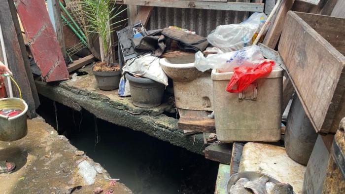 MAYAT NGAMBANG DI KALI - TKP penemuan mayat pria tanpa identitas di area yang kerap dipakai warga BAB di Palmerah, Jakarta Barat.