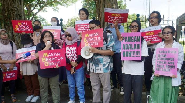 Bergizi Gratis (MBG) di kawasan IRTI Monas, Gambir, Jakarta Pusat, Rabu (1/10/2025). Dalam aksinya, mereka menyoroti sejumlah persoalan program MBG yang bermasalah diantaranya menimbulkan korban keracunan, standar kualitas yang rendah hingga risiko penyalahgunaan anggaran. Karena itu, mereka menuntut pemerintah untuk segera mengevaluasi secara menyeluruh program tersebut. Warta Kota/Yulianto