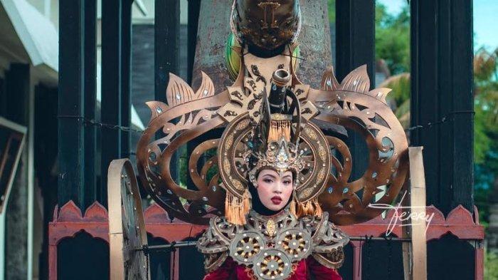 PAKAIAN NASIONAL COSTUME  - Syinthia Nabella (23) dengan pakaian nasional costume tema Meriam Lada Sicupak, salah satu meriam yang dimiliki Kekaisaran Kesultanan Aceh, dalam kompetisi Winner Miss Grand Runway Muslimah Indonesia 2025.