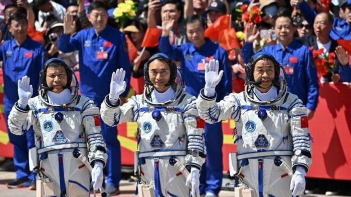 Aduh! 3 Astronot Cina Gagal Pulang ke Bumi, Kapsul Shenzhou Tabrak Puing Antariksa