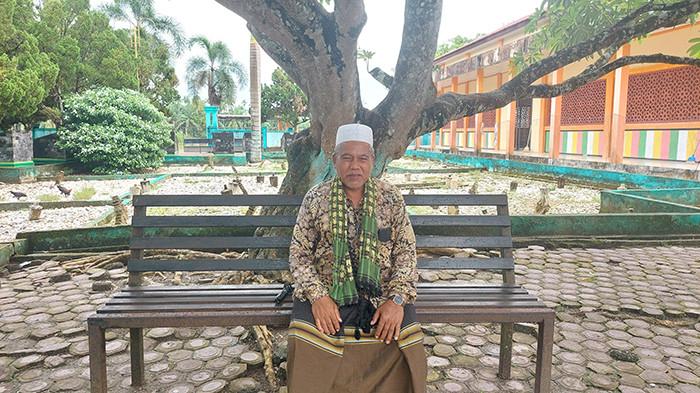 Abdullah penjaga atau juru kunci makam Syekh Hamzah Fansuri di Kampong Oboh, Kecamatan Rundeng, Kota Subulussalam