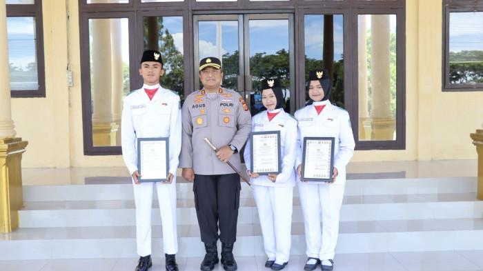 Kapolres Abdya Berikan Penghargaan untuk Tiga Anak Polisi