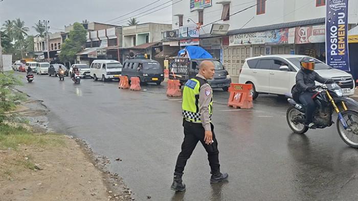 Padat – Arus mudik lebaran di jembatan Kutablang Bireuen, Selasa
(28/3/2026) padat dan terjadi antrian panjang melintasi jembatan
tersebut. SERAMBI/YUSMANDIN IDRIS