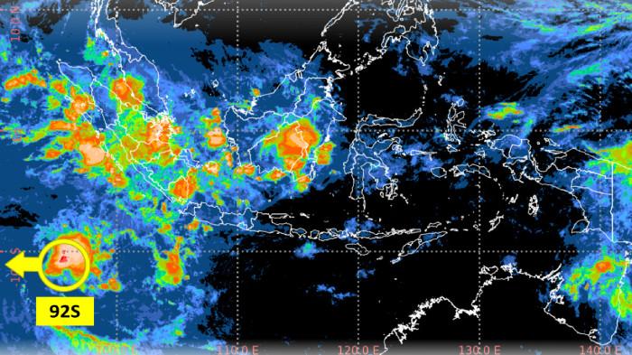 BMKG melalui Tropical Cyclone Warning Center (TCWC) Jakarta memantau perkembangan bibit siklon tropis 92S yang terdeteksi di Samudra Hindia, barat daya Banten.