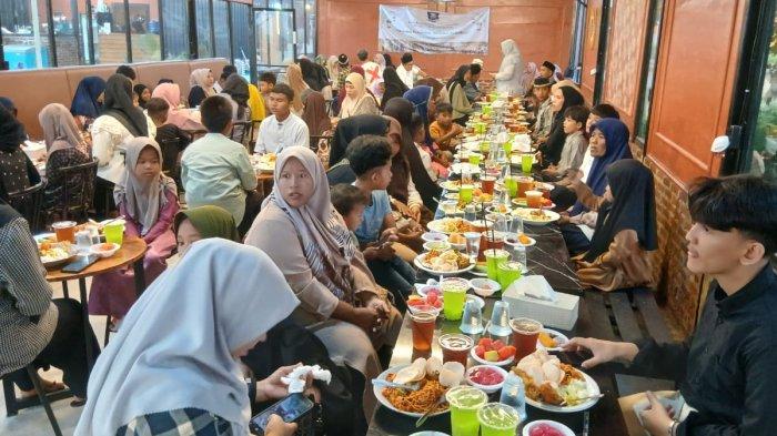 Alumni 1997 SMU Negeri 4 Lampineung Banda Aceh menggelar buka puasa bersama dengan 52 anak yatim serta guru-guru purnabakti, Minggu (15/3/2026), di Rouz Cafe, Rukoh, Kecamatan Syiah Kuala, Banda Aceh.
