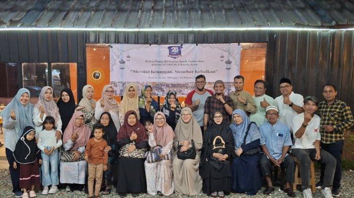 Alumni 97 SMUN 4 Banda Aceh berfoto bersama di sela-sela acara buka puasa di Rouz Cafe, Rukoh, Syiah Kuala, Banda Aceh, Minggu (15/3/2026).
