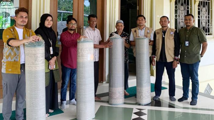 Jajaran manajemen Bandara Internasional Sultan Iskandar Muda, menyerahkan karpet Sajadah dalam kegiatan Safari Ramadhan di Aceh Besar, Kamis (5/3/2026). Acara ini menjadi bagian dari kepedulian sosial bandara sekaligus mempererat kebersamaan di bulan suci.
