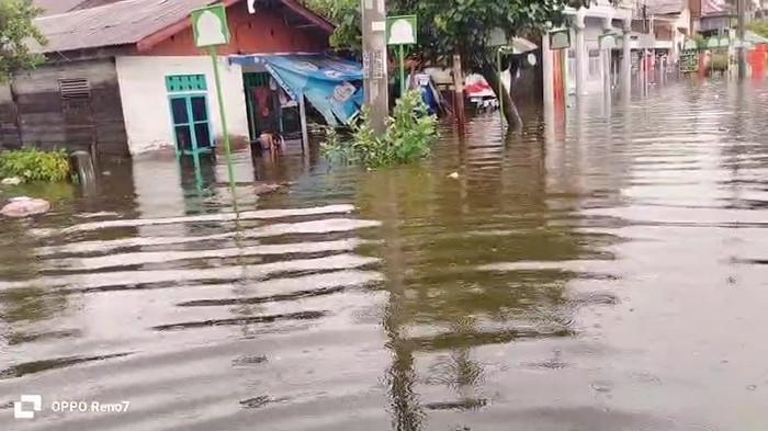 DIKEPUNG BANJIR : Rumah di Gampong Lampoh Lada, Kecamatan Pidie, Kabupaten Pidie, Kamis (27/11/2025), dikepung banjir. Saat ini, banjir di Lampoh Lada mulai surut. SERAMBINEWS.COM/ MUHAMMAD NAZAR