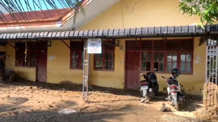 BANJIR MELANDA ACEH - Banjir bandang melanda Gampong Blang Awe, Kecamatan Meureudu, Kabupaten Pidie Jaya. Kondisi rumah warga pasca banjir bandang,
