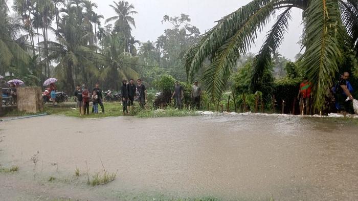 Banjir mulai merendam Gampong di Kecamatan Madat, akibat hujan deras selama empat hari berturut-turut yang mengguyur Aceh Timur, Sabtu (22/11/2025).