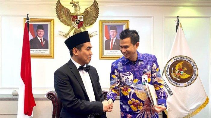 HAJI DAN UMRAH - Plt Dirjen Pengembangan Ekosistem Haji dan Umroh, Prof. Dr. rer. nat. Jaenal Effendi, S.Ag., M.A dan Direktur Dana dan Jasa PT BAS, Muhammad Hendra Supardi bersalaman setelah menandatangi Perjanjian Kerja Sama (PKS) di Kantor Kementerian Haji dan Umrah Jakarta Pusat, Kamis (20/11/2025)