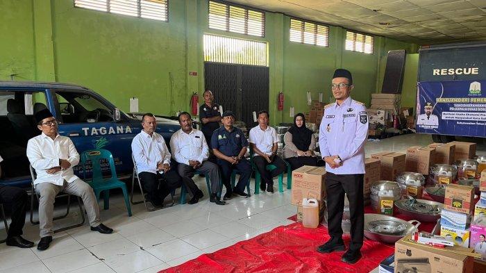 EKONOMI PRODUKTIF - Wali Kota Subulussalam, M. Rasyid Bancin saat launching Bantuan Usaha Ekonomi Produktif (UEP) yang digagas oleh Dinas Sosial Aceh. Kegiatan yang merupakan bagian dari implementasi proyek perubahan berjudul “Strategi Pemberdayaan Masyarakat Melalui Program Usaha Ekonomi Produktif (UEP)” ini dilaksanakan pada hari Rabu, 15 Oktober 2025, bertempat di Gudang Dinas Sosial Kota Subulussalam.