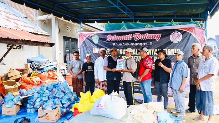 Mahfuddin Ismail, MAP sebagai Pembina YPAM sigli Peduli menyalurkan bantuan dari Gubernur Kaltim untuk korban banjir di Pidie Jaya.