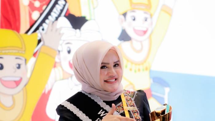 TERIMA PENGHARGAAN - Bunda PAUD Kabupaten Pidie, Hj. Rohana Razali Sarjani S.Tp, saat menerima Penghargaan Wiyata Dharma Muda Tahun 2025 sebagai Bunda PAUD Berdedikasi Tingkat Nasional di Jakarta Kamis (13/11/2025)