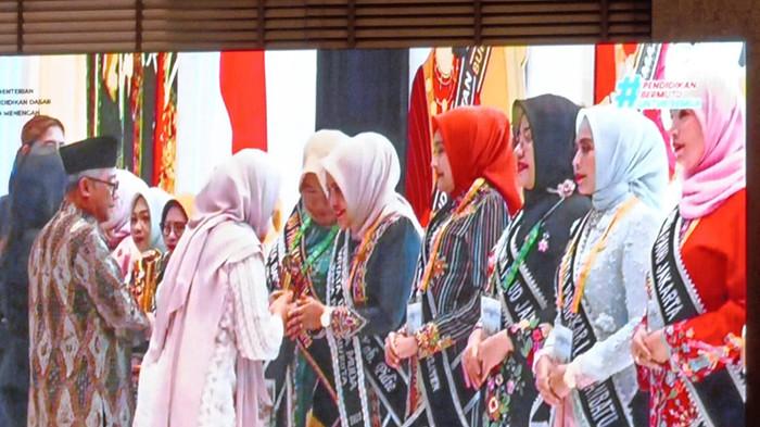 TERIMA PENGHARGAAN - Bunda PAUD Kabupaten Pidie, Hj. Rohana Razali Sarjani S.Tp, saat menerima Penghargaan Wiyata Dharma Muda Tahun 2025 sebagai Bunda PAUD Berdedikasi Tingkat Nasional.di Jakarta, Kamis (14/11/2025).