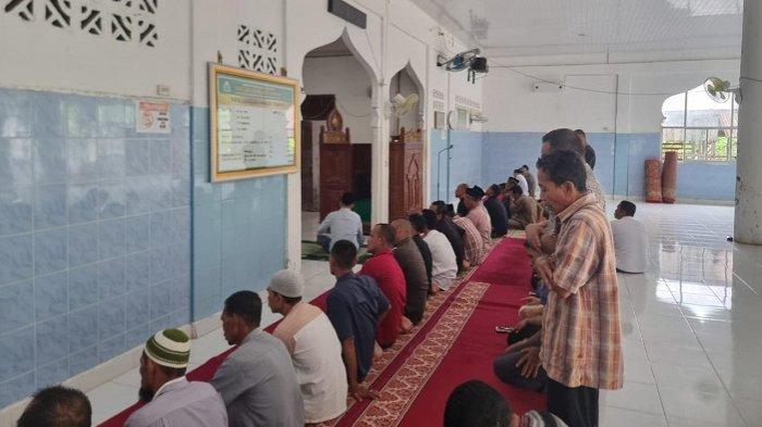 Berkunjung Ke Setia Bakti, Bupati Aceh Jaya Safwandi Jadi Imam Shalat