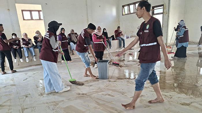 Bersihkan- Mahasiswa UMMAH Bireuen, Jumat (23/1/2026) gotong royong membersihkan Kantor Camat Peusangan Siblah Krueng. SERAMBINEWS.COM/YUSMANDIN IDRIS