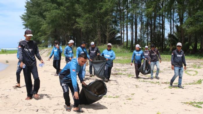 Jambore Pemancing Aceh 2025 Meriah, Penuh Kehangatan, dan Berdampak Sosial - Bersihkan-Sampah-di-Pantai.jpg