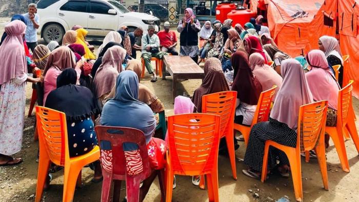 Bunda Hetti Zuliani, Ph.D, CHt, CI memberikan motivasi dan edukasi Spikologi pada masyarakat Pidie Jaya terdampak banjir, Sabtu (3/1/2026)