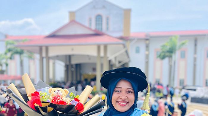 Hetti Zuliani MPd Ph.D CHt,Cl adalah Konselor Aceh usai di wisuda berpose di depan kampusnya Universitas Pendidikan Sultan Idris (UPSI) Malaysia, Selasa (11/11/2025).
