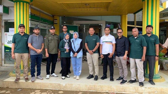 Anggota DPRA Komisi III, Hj Salmawati atau Bunda Salma berfoto bersama karyawan dan karyawati Bank Aceh Cabang Langsa saat berkunjung ke kantor bank tersebut, Selasa (12/12/2025)