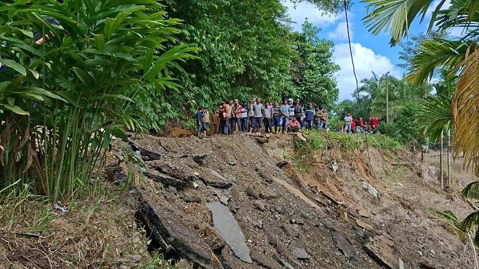 Bupati Aceh Timur, Iskandar Usman Al-Farlaky dan rombongan terjebak longsor, di Alur Pinang, Kecamatan Peunaron, saat mengantarkan bantuan untuk wilayah terisolir, Selasa (2/12/2025).
