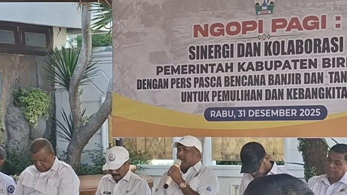 Penanganan – Bupati Bireuen, H Mukhlis lagi menyampaikan sambutan terkait penanganan bencana banjir bandang saat pertemuan dengan wartawan, Rabu (31/12/2025)  di Pendopo Bupati Bireuen.