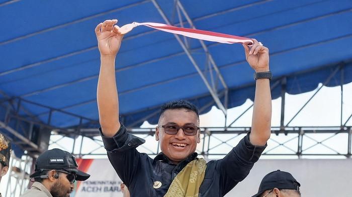 HUT KE-24 ABDYA - Bupati Safaruddin memperlihatkan medali dari MURI usai menerima piagam Rekor MURI pada Meuseraya Toet Lemang dalam rangka HUT ke-24 Kabupaten Aceh Barat Daya (Abdya) di bantaran sungai Krueng Beukah, Gampong Lhung Asan dan Lhung Tarok, Kecamatan Blangpidie, Kabupaten Abdya, Sabtu (25/4/2026).