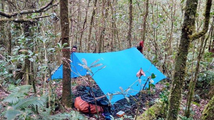 Camp ekspeditor Aceh Tracker di sekitar saddle dekat lereng Gle Kareueng Rhieng.