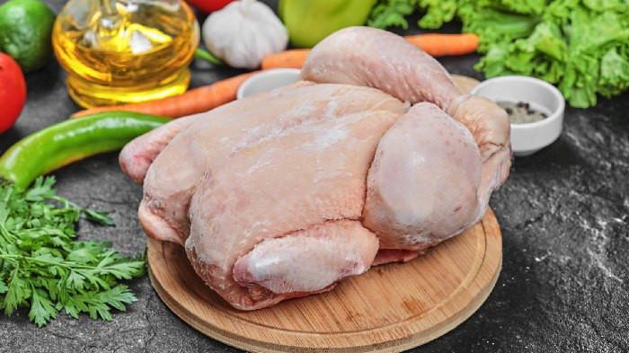 Daging ayam kaya protein, zat besi, serta vitamin dan mineral penting yang bermanfaat untuk mendukung tumbuh kembang anak, meningkatkan daya tahan tubuh, dan membantu menambah energi serta berat badan secara sehat.