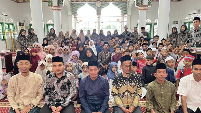 BERPOSE BERSAMA - Keuchik Lambaro Skep Ir H. Mukhlis Ja'far, berpose bersama  panitia dan peserta Daurah Tahfidz dan Tarbiyah Ramadhan TPQ Hidayatul Ulum Lambaro Skep Kota Banda Aceh 2026.