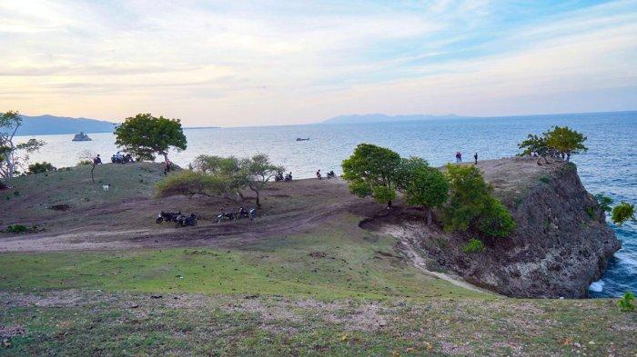 BUKIT LAMREH - Pemandangan bentang alam Lamreh, Aceh Besar, Selasa (18/11/2025). Kawasan ini dikenal dengan tebing karang dan laut birunya yang menjadi daya tarik wisatawan.