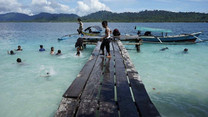 INDAHNYA PULAU PINANG - Masyarakat dan anak-anak bermain di pinggiran Pantai Pulau Pinang, salah satu destinasi wisata unggulan dari Simeulue, Provinsi Aceh.