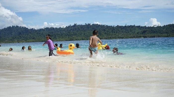 INDAHNYA PULAU PINANG - Masyarakat dan anak-anak bermain di pinggiran pantai Pulau Pinang, salah satu destinasi wisata unggulan dari Simeulue, Provinsi Aceh.