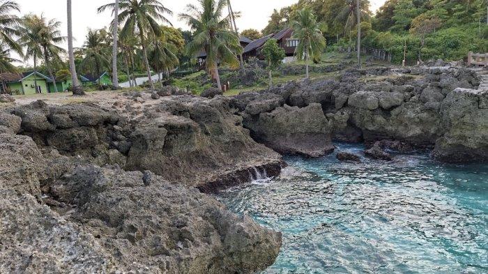 UJONG KAREUNG - Suasana kawasan Ujong Kareung Coastal Center (UKCC) di Gampong Ujong Kareung, Sabang, menampilkan gugusan karang alami dan kejernihan air laut berwarna biru, menjadi daya tarik utama bagi wisatawan yang berkunjung, Jumat (5/12/2025).